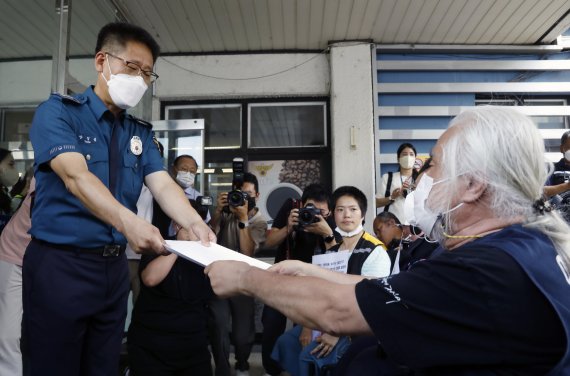 전장연, 경찰 조사 거부..."경찰서 안 엘레베이터·장애인 화장실이 먼저"