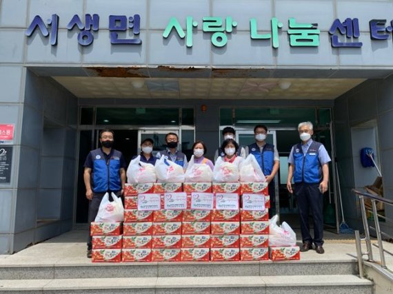 한국수력원자력 새울원자력본부와 간절곶나눔봉사회가 14일 울주군 서생면에서 어려운 이웃 35세대에 '사랑의 밑반찬'을 배달하는 봉사 활동을 벌였다. /사진=새울원자력본부 제공