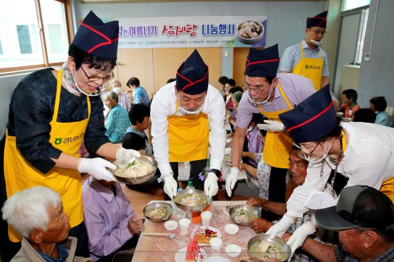 경남농협-(사)농가주부모임 경남도연합회, 건강한 여름나기 초복맞이 삼계탕 나눔 행사 *재판매 및 DB 금지