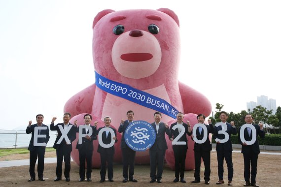 롯데는 14일 시그니엘 부산에서 '2022 하반기 VCM'을 진행했다. 롯데는 시그니엘 부산에 설치된 벨리곰 앞에서 부산시와 함께 2030부산세계박람회 유치를 기원했다. 박형준 부산시장(왼쪽에서 다섯번째)과 신동빈 롯데 회장(왼쪽에서 여섯번째)을 비롯한 관계자들이 기념촬영을 하고 있다. 롯데지주 제공.