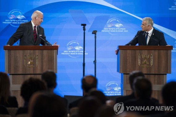 공동기자회견하는 조 바이든 미국 대통령(왼쪽)과 야이르 라피드 이스라엘 임시총리(오른쪽) (출처=연합뉴스)