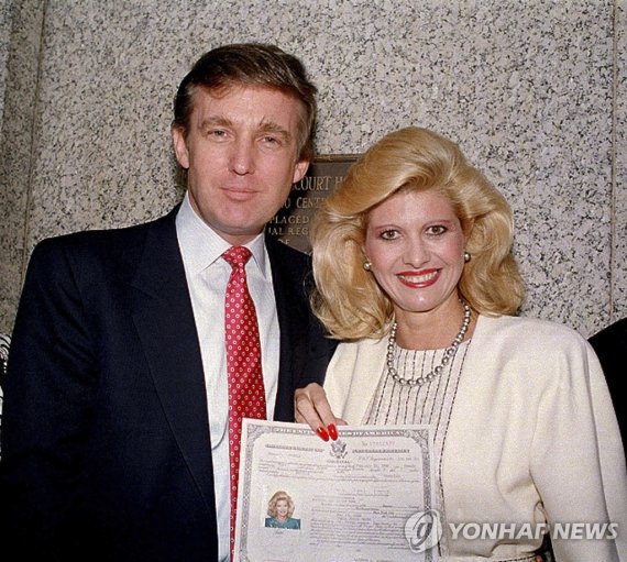 도널드 트럼프 전 미국 대통령의 첫번째 부인인 이바나 트럼프가 14일(현지시간) 미 뉴욕 자택에서 사망했다고 유가족들이 밝혔다. 두사람이 부부였던 지난 1988년 뉴욕 연방법원에서 이바나의 미국 시민권 선서식을 가진 후 모습.AP연합뉴스