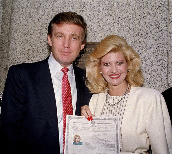 지난 1988년 당시 도널드 트럼프와 그의 첫 번째 부인 이바나 트럼프가 미국 시민권자로 선서한 후 뉴욕 연방법원 밖에서 사진을 찍고 있다. /사진=AP뉴시스