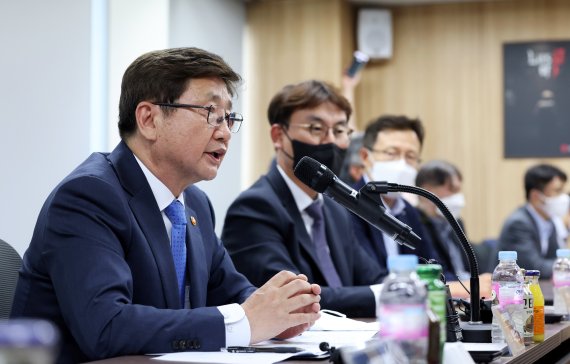 박보균 문화체육관광부 장관이 1일 서울 강남구 한국게임산업협회 회의실에서 게임업계 관계자들을 만나 감담회를 갖고 규제혁신 및 향후 산업발전 방안에 대한 논의를 하고 있다. (문화체육관광부 제공) 2022.7.1/뉴스1 © News1 김명섭 기자