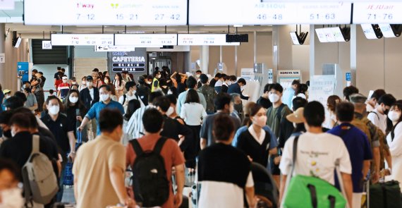 15일 오전 서울 강서구 김포공항 국내선 청사에서 이용객들이 탑승 수속을 밟고 있다. 연합뉴스 제공