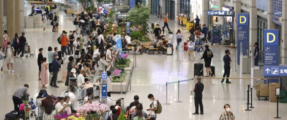[서울=뉴시스] 김금보 기자 = 8일 인천국제공항 제1여객터미널 국제선 입국장이 활기를 찾아가고 있다. 인천국제공항공사는 여름휴가 성수기 기간동안 인천국제공항을 이용하는 여객 수가 작년에 비해 약 800% 증가할 것으로 전망하고, 성수기 특별교통대책 시행 방침을 밝혔다. 2022.07.08. kgb@newsis.com