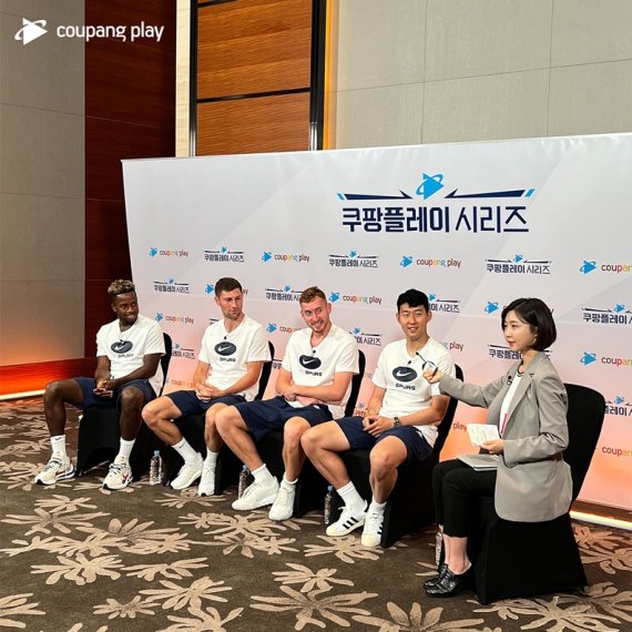 오는 20일 오후 쿠팡플레이를 통해 공개되는 '주현영 기자'와 토트넘 선수들과의 인터뷰 화면.