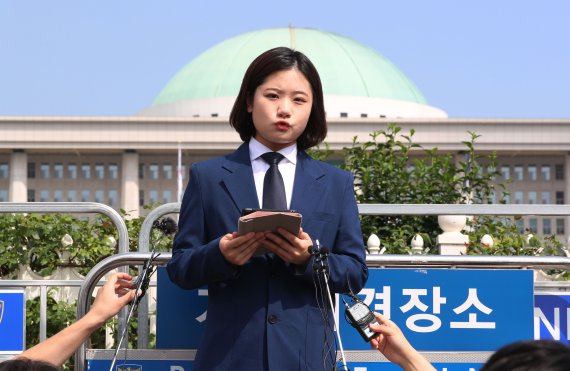 박지현 전 더불어민주당 공동비상대책위원장이 15일 오전 서울 여의도 국회 앞에서 8·28 전당대회 당 대표 출마 선언 기자회견을 하고 있다. (공동취재) 2022.7.15/뉴스1 © News1 이재명 기자