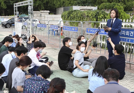 박지현 전 더불어민주당 공동비상대책위원장이 15일 오전 서울 여의도 국회 앞에서 8·28 전당대회 당 대표 출마 선언 기자회견을 하고 있다. (공동취재) 2022.7.15/뉴스1 © News1 이재명 기자