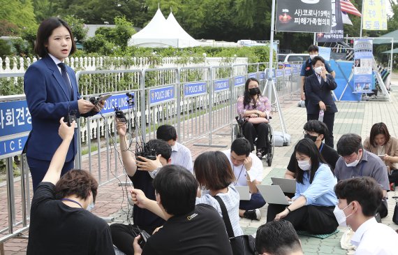 박지현 전 더불어민주당 공동비상대책위원장이 15일 오전 서울 여의도 국회 앞에서 8·28 전당대회 당 대표 출마 선언 기자회견을 하고 있다. (공동취재) 2022.7.15/뉴스1 © News1 이재명 기자