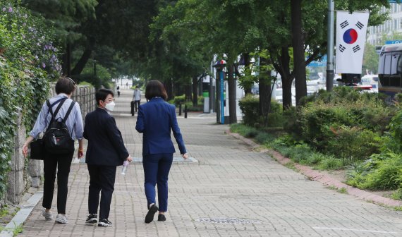 박지현 전 더불어민주당 공동비상대책위원장이 15일 오전 서울 여의도 국회 앞에서 8·28 전당대회 당 대표 출마 선언 기자회견을 마친 후 이동하고 있다. (공동취재) 2022.7.15/뉴스1 © News1 이재명 기자