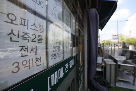 서울 시내 한 공인중개사 사무소에 매물들이 게시돼 있다. /뉴스1
