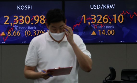 코스피지수가 7월 15일 2330선을 넘어섰다. 원·달러 환율은 이날 14.0원 상승한 1326.1원에 마감했다. 서울 중구 하나은행 딜링룸 /뉴시스