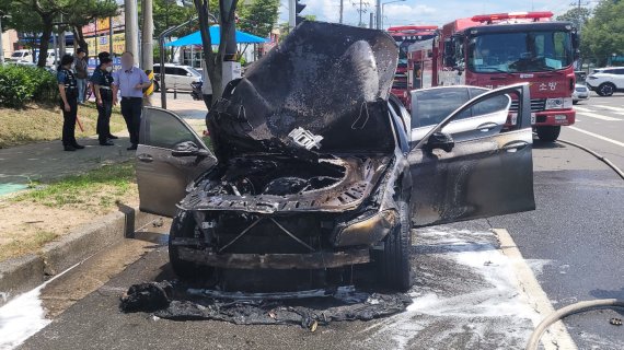 15일 오후 1시5분쯤 경북 포항시 남구 이동사거리에서 운행 중이던 BMW승용차에서 원인을 알 수 없는 불이 나 엔진룸 등이 탔다. 경찰과 소방당국은 정확한 화재 원인을 조사 중이다.(포항남부소방서 제공)2022.7.15/뉴스1 © News1 최창호 기자