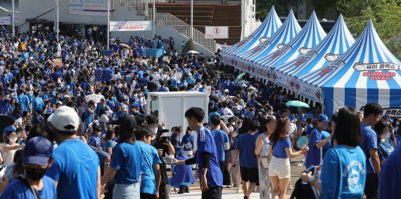 15일 서울 송파구 잠실올림픽주경기장에서 열리는 가수 싸이 콘서트 '흠뻑쇼'를 관람하기 위해 관객들이 모여 있다.