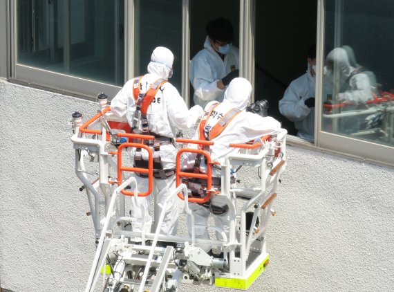 [인천=뉴시스] 김동영 기자 = 15일 오전 인천 미추홀구 인하대학교에서 과학수사대 관계자들이 20대 여대생이 숨진 사건과 관련 현장 감식을 하고 있다. 2022.07.15. dy0121@newsis.com