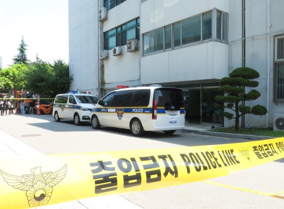 [인천=뉴시스] 김동영 기자 = 15일 오전 인천 미추홀구 인하대학교에서 나체 상태로 피를 흘리며 쓰러진 채 발견된 20대 여대생이 숨진 사건과 관련 경찰이 폴리스 라인을 설치했다. 2022.07.15. dy0121@newsis.com