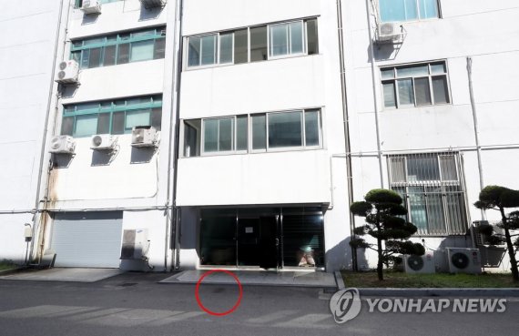 15일 오후 인천시 미추홀구 인하대 캠퍼스 내 사망한 B씨가 발견된 지점에 혈흔 자국이 남아 있다.사진=연합뉴스