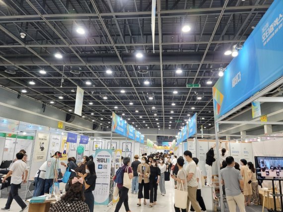 15일 오전 10시 서울 강남구 AT센터에서 열린 '제2회 오티즘엑스포'에꾸준한 발길이 이어지고 있다.© 뉴스1