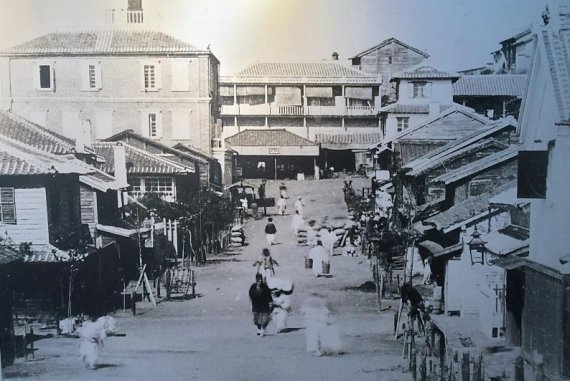 대불호텔(사진 왼쪽 3층 건물) 초기 모습 [인천 중구청 제공, 재판매 및 DB 금지]