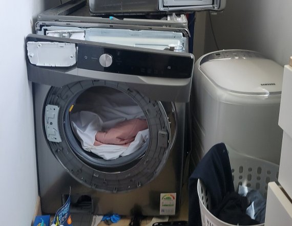 2년 전 구입한 삼성전자 세탁기(아래)가 폭발한 모습. (네이버 카페 갈무리) © 뉴스1