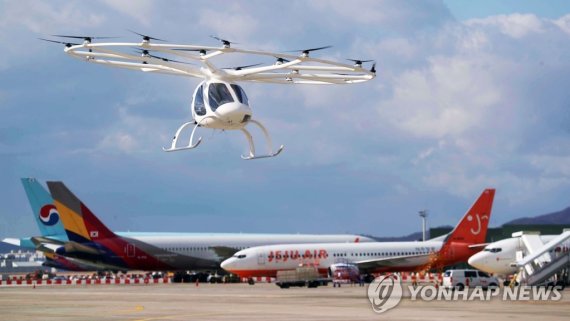 서울 김포비즈니스항공센터에서 '블로콥터'가 시범 비행을 하고 있다. 연합뉴스