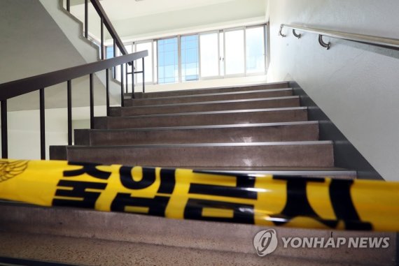 15일 오후 인천시 미추홀구 인하대 캠퍼스 내 A씨가 발견된 지점 인근 건물 계단에 폴리스라인이 설치돼 있다./사진=연합뉴스