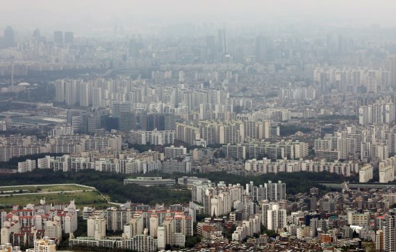사진은 남한산성에서 바라본 서울 아파트 단지 모습. 2022.7.14/뉴스1 © News1 송원영 기자