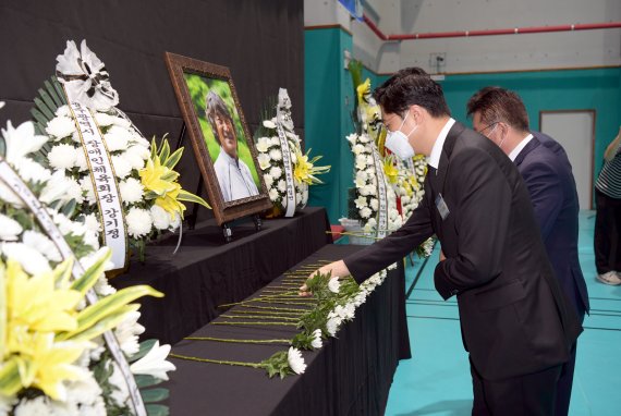 김광진 광주시 문화경제부시장이 16일 오전 광주 장애인체육센터에서 열린 故 김홍빈 대장 1주기 추념식에 참석해 헌화하고 있다.(광주시 제공)2022.7.16/뉴스1 © News1