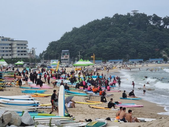 초복이자 주말인 16일 '서핑성지'로 유명한 양양 인구해변에 서핑을 즐기는 서퍼들로 가득했다.2022.7.16 © 뉴스1 윤왕근 기자