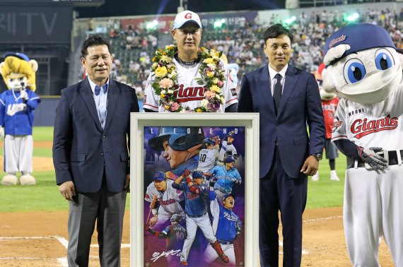 [서울=뉴시스] 조성우 기자 = 16일 오후 서울 송파구 잠실야구장에서 열린 2022 KBO 올스타전 드림 올스타와 나눔 올스타의 경기, 이대호가 클리닝 타임에 진행된 은퇴투어 기념식에서 대형액자를 선물받은 뒤 허구연 KBO총재, 이승엽 총재 특보와 기념촬영을 하고 있다. 2022.07.16. xconfind@newsis.com