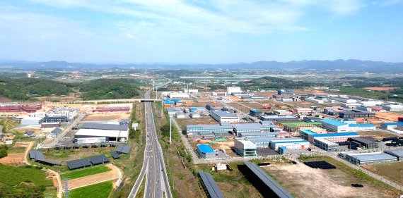 [나주=뉴시스] 한국전력이 추진 중인 빛가람에너지밸리(Energy Valley) 중심 산단으로 도약 중인 전남 나주혁신산단 전경. 나주혁신산단은 나주시가 사업비 3104억원을 투입해 나주시 왕곡면 장산·양산·덕산리와 동수동 일원에 121만3000㎡ 규모로 지난 2016년 5월 준공했다. (사진=나주시 제공) photo@newsis *재판매 및 DB 금지