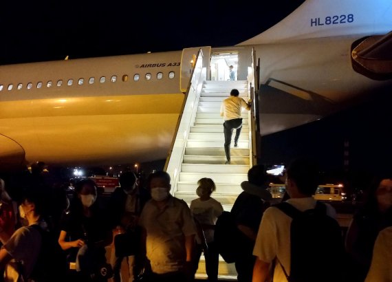 [인천공항=뉴시스] 홍찬선 기자 = 지난 9일 튀르키예(터키) 이스탄불을 출발해 인천국제공항으로 향하던 대한항공 여객기가 엔진 결함으로 아제르바이잔 수도 바쿠에 긴급 착륙했다. 사진은 바쿠공항에 내린 승객들이 여객터미널로 향하고 있다. (사진=해당 탑승객 제공) 2022.07.17. photo@newsis.com *재판매 및 DB 금지