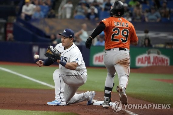 안정적으로 송구 받는 최지만 Jul 16, 2022; St. Petersburg, Florida, USA; Baltimore Orioles third baseman Ramon Urias (29) grounds out to shortstop as Tampa Bay Rays first baseman Ji-Man Choi (26) waits for the throw in the seventh at Tropicana Field. Mandatory Credit: Dave Nelson-USA TODAY Sports