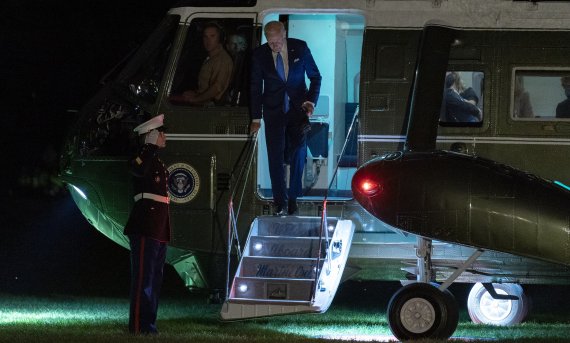 중동 순방을 마치고 귀국한 조 바이든 미국 대통령이 지난 16일(현지시간) 워싱턴 백악관에서 헬기에서 내리고 있다.AP연합뉴스