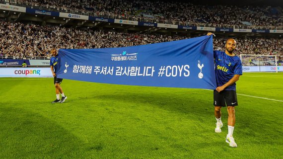 지난 16일 토트넘 홋스퍼와 세비야 FC 맞대결이 끝난 후 토트넘 선수들이 팬들에게 감사 인사를 전하고 있다. 쿠팡 제공