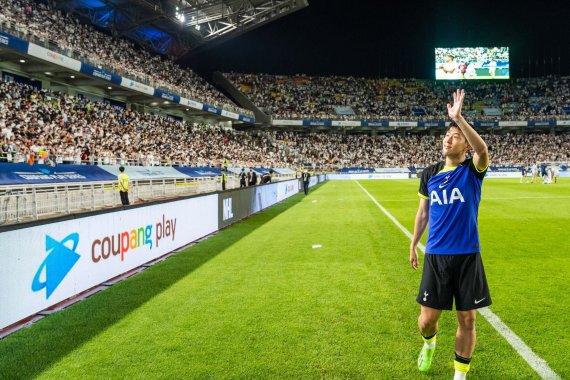 지난 16일 토트넘 홋스퍼와 세비야 FC 맞대결이 끝난 후 손흥민 선수가 팬들에게 인사를 전하고 있다. 쿠팡 제공