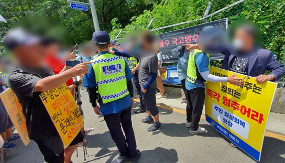 ▲ 17일 오전 문 전 대통령 사저 앞 도로에서 집회 참가자들 사이 고성이 오가며 서로 삿대질을 하고 있다. 경찰은 이들을 저지해 물리적 충돌을 막았다.