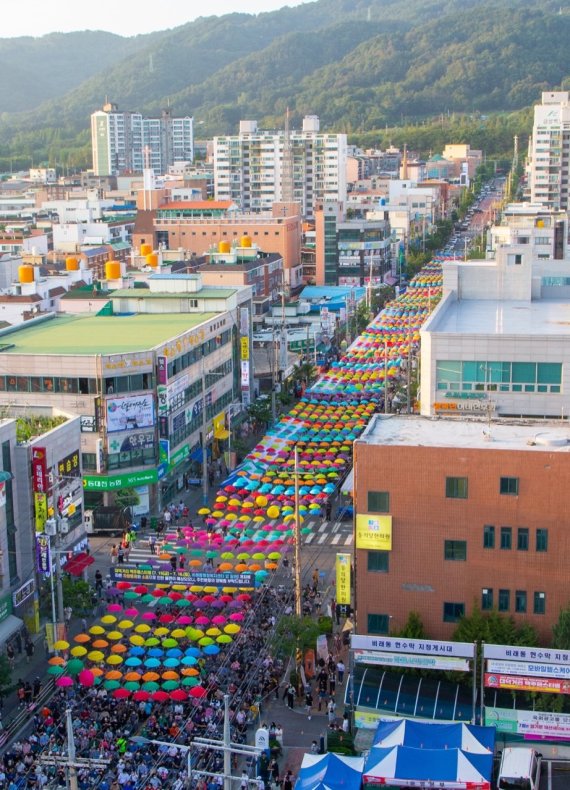 15~16일 대전 대덕구 비래동 행정복지센터 앞 일대에서 펼쳐진 '대덕거리 맥주페스티벌'에 구름인파가 몰렸다. 행사가 열린 300m구간에 형형색색의 우산이 뒤덮고 있다.(대전 대덕구 제공)© 뉴스1