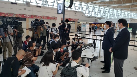 이석우 대한항공 일본지역본부장(오른쪽 두번째)이 17일 일본 삿포로 신치토세공항에서 '인천~삿포로 노선' 재개를 취재하러 온 일본 취재진 앞에서 발언하고 있다. 대한항공