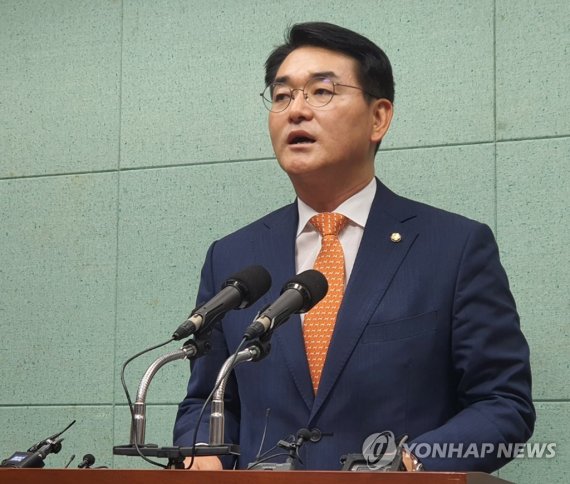 당 대표 출마 박용진 의원 "민주당 확 바꾸겠다" 당 대표 출마 박용진 의원 "민주당 확 바꾸겠다" (전주=연합뉴스) 김동철 기자 = 더불어민주당 당 대표 선거에 출마한 박용진 의원이 11일 전북도의회에서 기자회견을 열고 "떳떳하고 이기는 민주당을 만들겠다"고 각오를 밝히고 있다. 2022.7.11 sollenso@yna.co.kr (끝)