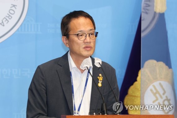 당 대표 선거 출마 선언하는 박주민 의원 당 대표 선거 출마 선언하는 박주민 의원 (서울=연합뉴스) 하사헌 기자 = 더불어민주당 박주민 의원이 8일 서울 여의도 국회 소통관에서 기자회견을 열고 당 대표 선거 출마를 선언하고 있다. 2022.7.8 toadboy@yna.co.kr (끝)