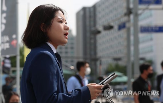 당대표 경선 출마 선언하는 박지현 (서울=연합뉴스) 이정훈 기자 = 더불어민주당 박지현 전 공동비상대책위원장이 15일 국회 정문 앞에서 기자회견을 열고 차기 당대표 경선 출마 선언을 하고 있다. 2022.7.15 [국회사진기자단] uwg806@yna.co.kr (끝) /사진=연합뉴스