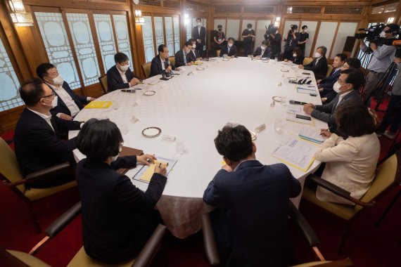 한덕수 국무총리(왼쪽 네번째)가 17일 오후 서울 종로구 총리공관에서 열린 제2차 고위당정 협의회에서 인사말을 하고 있다. 사진=서동일 기자