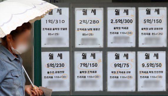 서울 월세거래 사상최다. 서울 부동산시장에서 월세를 낀 임대차거래가 급증하고 있다. 17일 서울부동산정보광장에 따르면 올해 상반기 서울 아파트 월세거래량은 4만2087건으로 집계됐다. 관련 통계를 집계한 2011년 이후 상반기 기준 가장 많으며 4만건 이상을 기록한 것도 올해가 처음이다. 이날 서울 도심의 한 부동산에 