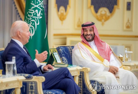 바이든이 무함마드 빈 살만 사우디아라비아 왕세자(오른쪽)와 지난 2022년 7월15일 제다의 살만 궁에서 환담을 나누고 있다.