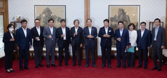 한덕수 국무총리와 참석자들이 17일 오후 서울 종로구 총리공관에서 열린 제2차 고위당정 협의회에 앞서 기념촬영을 하고 있다. 왼쪽 세번째부터 송언석 국민의힘 원내수석부대표, 김대기 대통령비서실장, 정기석 감염병 대응 자문위원회 위원장, 한 총리, 권성동 국민의힘 원내대표, 성일종 국민의힘 정책위의장. 2022.7.17/뉴스1 © News1 국회사진취재단