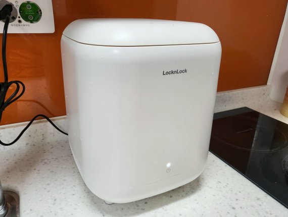 15일 락앤락 음식물 쓰레기 냉장고가 주방에 비치된 모습. © 뉴스1 신윤하 기자