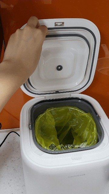 15일 취재진이 락앤락 음식물 쓰레기 냉장고 분리형 내통 뚜껑을 닫고 있다. © 뉴스1 신윤하 기자