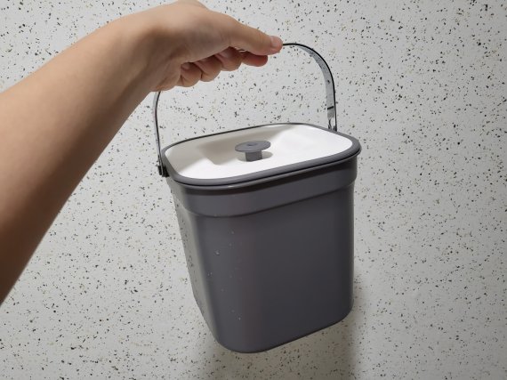 15일 취재진이 락앤락 음식물 쓰레기 냉장고 분리형 내통을 들고 있다. © 뉴스1 신윤하 기자